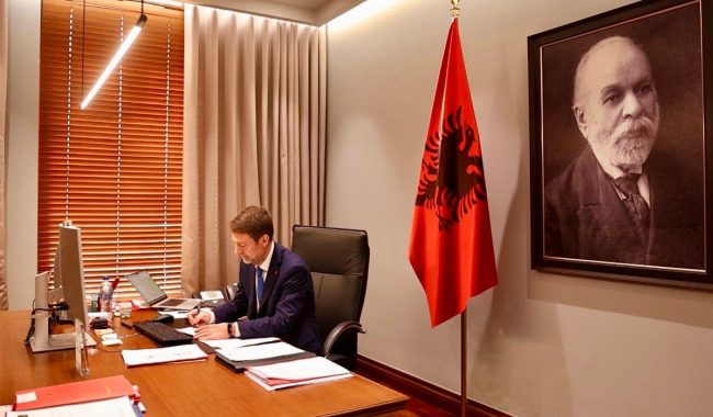 Hoxha reagon për akuzat mbi “mesazhet”: Qëndrimet e politikës së jashtme nuk komunikohen me WhatsApp