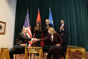 Shqipëria firmos marrëveshje historike 20-vjeçare për gazin me SHBA
