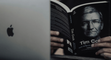Largimi i Tim Cook nuk është fundi i një epoke – është pranimi se Apple po humbet garën e AI