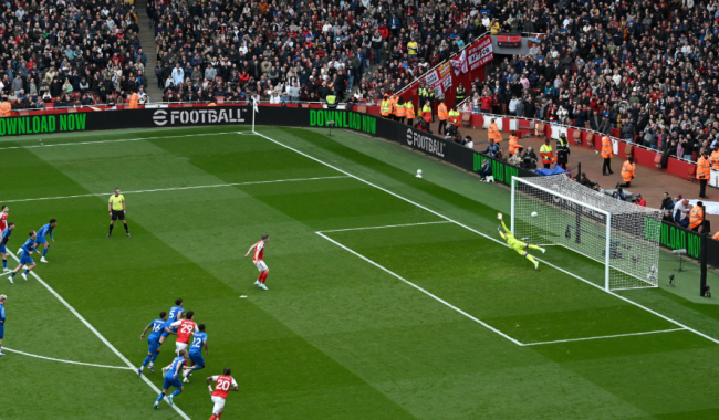 Arsenal ‘rrëshqet’ në shtëpi, titulli në rrezik serioz