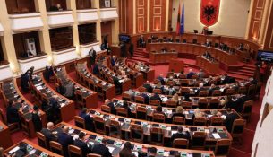 Priten debate të forta në Kuvend, interpelancë urgjente me Lamallarin