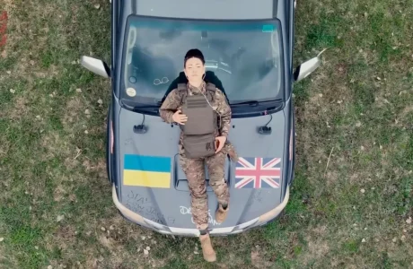 Dua Lipa ndihmon Ukrainën me automjet shpëtimi në vijën e frontit