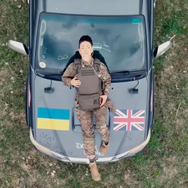 Dua Lipa ndihmon Ukrainën me automjet shpëtimi në vijën e frontit