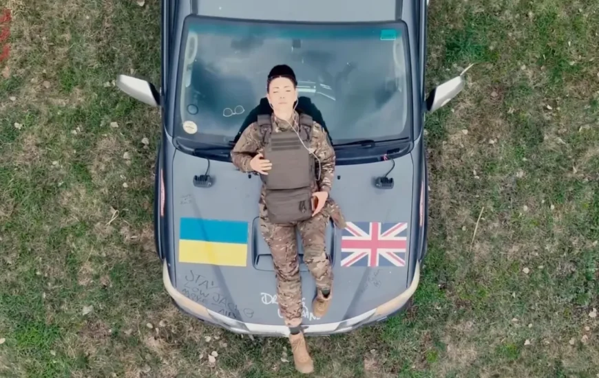 Dua Lipa ndihmon Ukrainën me automjet shpëtimi në vijën e frontit