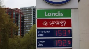 Nafta kthehet nën 100 dollarë për fuçi – por gjërat mund të përkeqësohen, paralajmëron IEA