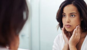 Dismorfia e lëkurës, çrregullimi që po prek gjithnjë e më shumë të rinj