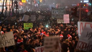 Vuçiç s’e përjashton dorëheqjen pas protestave të studentëve