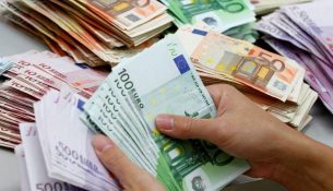 Euro bie në nivel rekord ndaj lekut