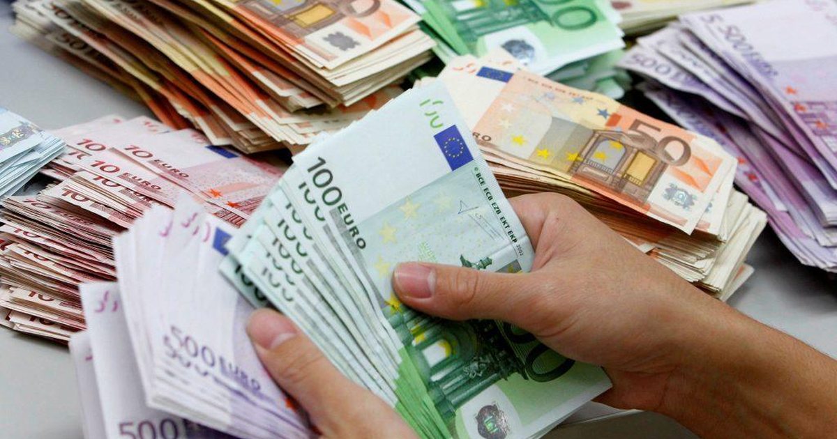 Euro bie në nivel rekord ndaj lekut