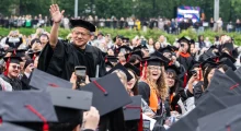 Jensen Huang mesazh studentëve: “Vraponi drejt AI-së, mos ecni”