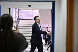 Revolucioni moral i hajnit me doreza të bardha