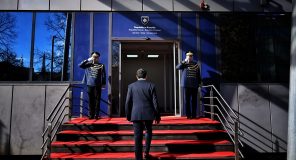 Albin Kurti duhet ta shohë derën e zyrës nga jashtë