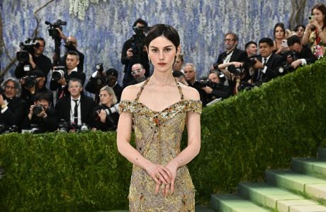 Gracie Abrams shndërrohet në “Adele Bloch-Bauer I”
