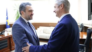 Ambasadori britanik: Do të vazhdojmë mbështetjen për zgjedhjet e 7 qershorit