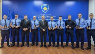 Tetë policë dekorohen me medalje