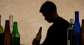 Adoleshentët e sotëm pinë më pak, por janë edhe më pak socialë