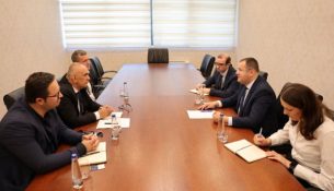Bizneset paralajmërojnë për pasoja ekonomike nga kriza politike