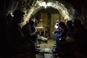 Ndërprerja e rrymës lë të bllokuar rreth 18 minatorë