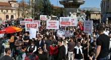 “Kjo gjuhë ka dëshmorë pas vetes”, studentët shqiptarë marshojnë në Shkup