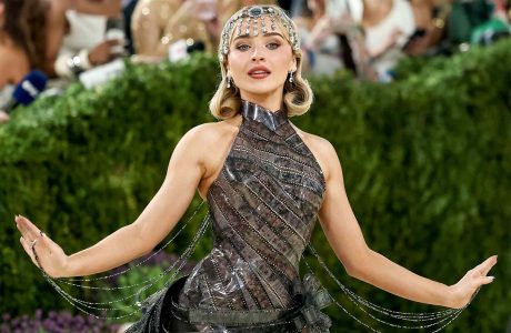 Filmi “Sabrina” frymëzoi kostumin e Carpenter në Met Gala 2026