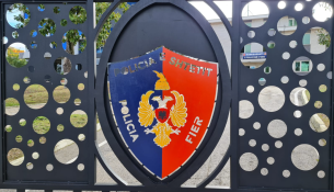 I mori armën policit gjatë shoqërimit, plagoset efektivi në Kuçovë