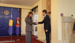 Hoxha në Prishtinë, takim me krerët e Kosovës