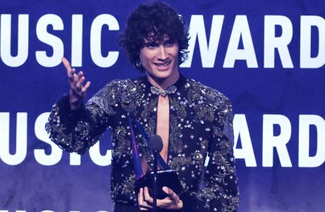Sombr ndez skenën e AMA 2026 me performancën e “Homewrecker”