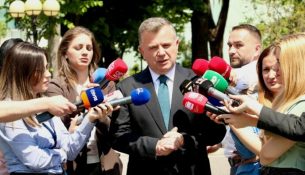 Balla reagon ndaj kongresmenëve që komentuan protestat në Shqipëri