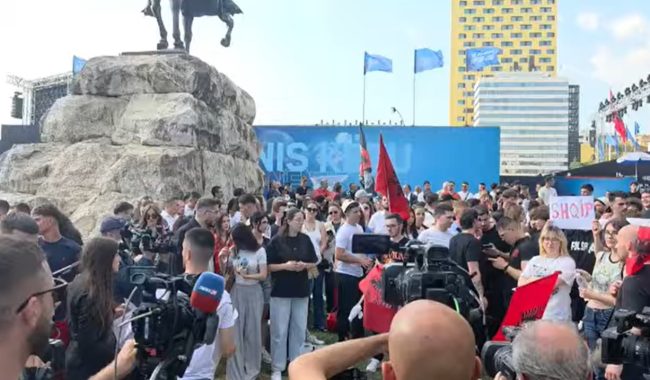 Nis protesta në Tiranë në mbështetje të studentëve shqiptarë në RMV