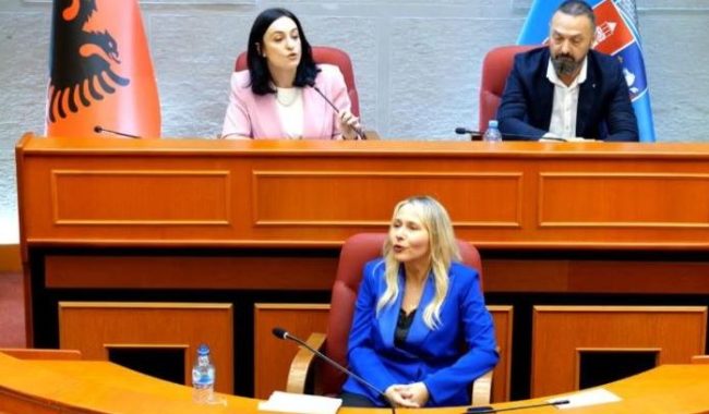 Tension në Këshillin Bashkiak të Tiranës, debat për menaxhimin e pastrimit