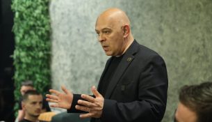 Gjini denoncon terrin në mes të ditës, premton ndryshim pas 7 qershorit