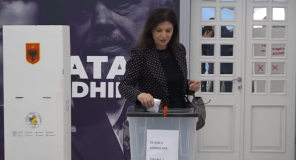 Deputetët demokratë rreshtohen në mbështetje të votimit të Berishës