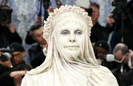 Met Gala 2026: Heidi Klum rikrijon veprën “Veiled Vestal” të Raffaele Montit