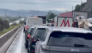Bllokohet autostrada Tiranë-Elbasan, regjistrohen radhë kilometrike mjetesh