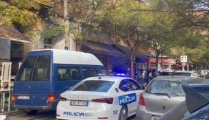 Plagosi aksidentalisht me armë shokun, arrestohet 19-vjeçari në Tiranë
