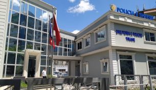 Kryenin këmbim valutor pa licencë, procedohen 3 pronarët e subjekteve në Tiranë