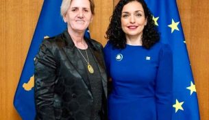 Fahrije Hoti i hyn garës zgjedhore krah Vjosa Osmanit
