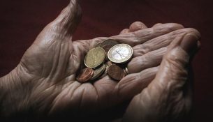 Miliona për mirëqenie sociale, pak për ndihmë direkte ndaj varfërisë