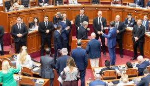 Tensione në Kuvend, opozita bllokon foltoren dhe detyron ndërprerjen e seancës
