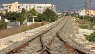 Kadastra nis procesin e legalizimeve përgjatë hekurudhës Durrës-Tiranë, në fokus rreth 500 objekte