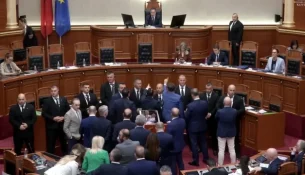 Kuvendi përfshihet sërish nga tensionet, pezullohet seanca për 1 orë