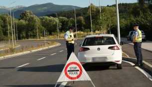 Policia për katër ditë shqipton 306 gjoba për përdorim telefoni gjatë ngasjes