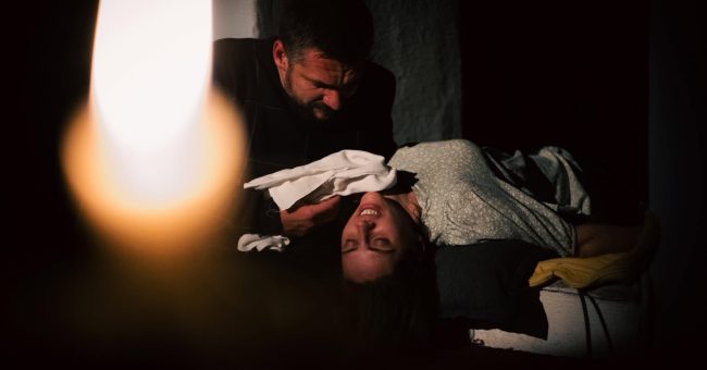 “Brenda Katër Mureve”, shfaqja që flet për luftën përmes heshtjes