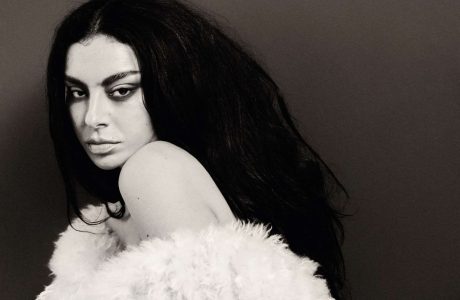 Charli XCX po distancohet nga rrjetet sociale