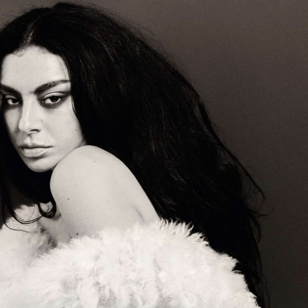 Charli XCX po distancohet nga rrjetet sociale
