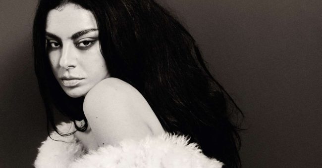 Charli XCX po distancohet nga rrjetet sociale