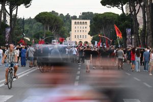 “Flamingot” vijojnë kursin e protestës në Tiranë