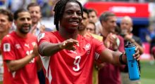 Zvicra ‘rrëmben’ kreun e Grupit B – Humbje e ëmbël për kanadezët