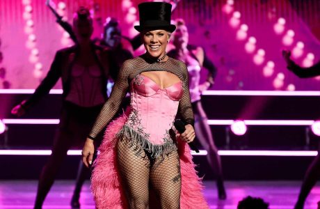 Pink shkëlqen si prezantuese në Tony Awards 2026