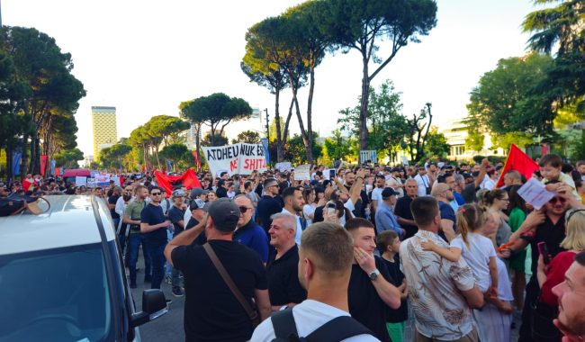 Vijojnë protestat kundër projektit të Zvërnecit në Tiranë